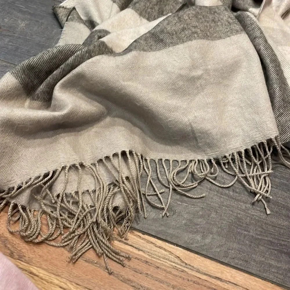 Collectioneighteen cream and gray striped woman’s scarf